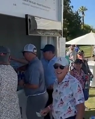 Chip in for birdie 🍻 Pay for birdie beers Justin Leonard is a man of the people. Charles Schwab Cup Championship