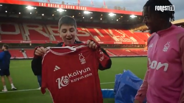 ¡EMOCIONANTE! Jesús, un niño español de 13 años con autismo, es fanático de Nottingham Forest y vivió un día inolvidable en el estadio junto a los jugadores... Otra de las hermosas historias que deja el fútbol 👏. 📹 Nottingham Forest