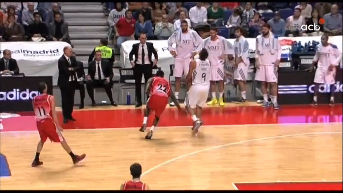 Pasan los años y sigue pareciendo increíble que enchufara eso 🤯 ¡10 años de la canasta más 𝐢𝐦𝐩𝐨𝐬𝐢𝐛𝐥𝐞 de Felipe Reyes! #LigaEndesa