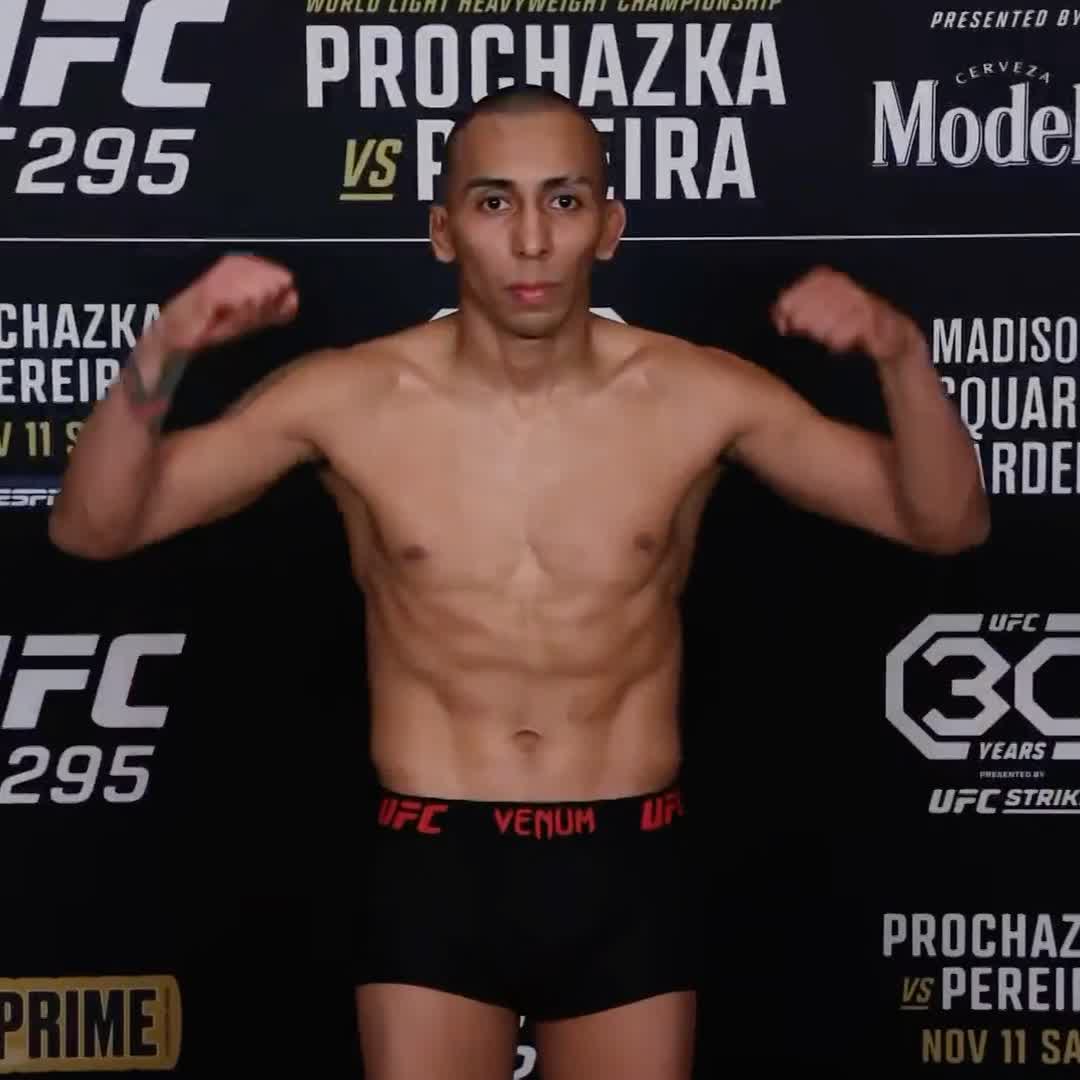 El Peruano Kevin Borjas cumplió con el peso, y está listo para hacer su debut en #UFC295 💪🏻🇵🇪