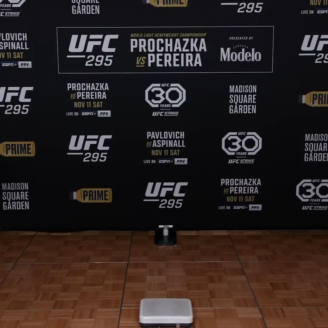 52,4 Kg ⚖️ para MackenzieDern 🇧🇷 na pesagem oficial do #UFC295! 🏆 [ Sábado (11) | 20h | 📺 💻 📱 Ao vivo e exclusivo no @UFCFightPassBR ]