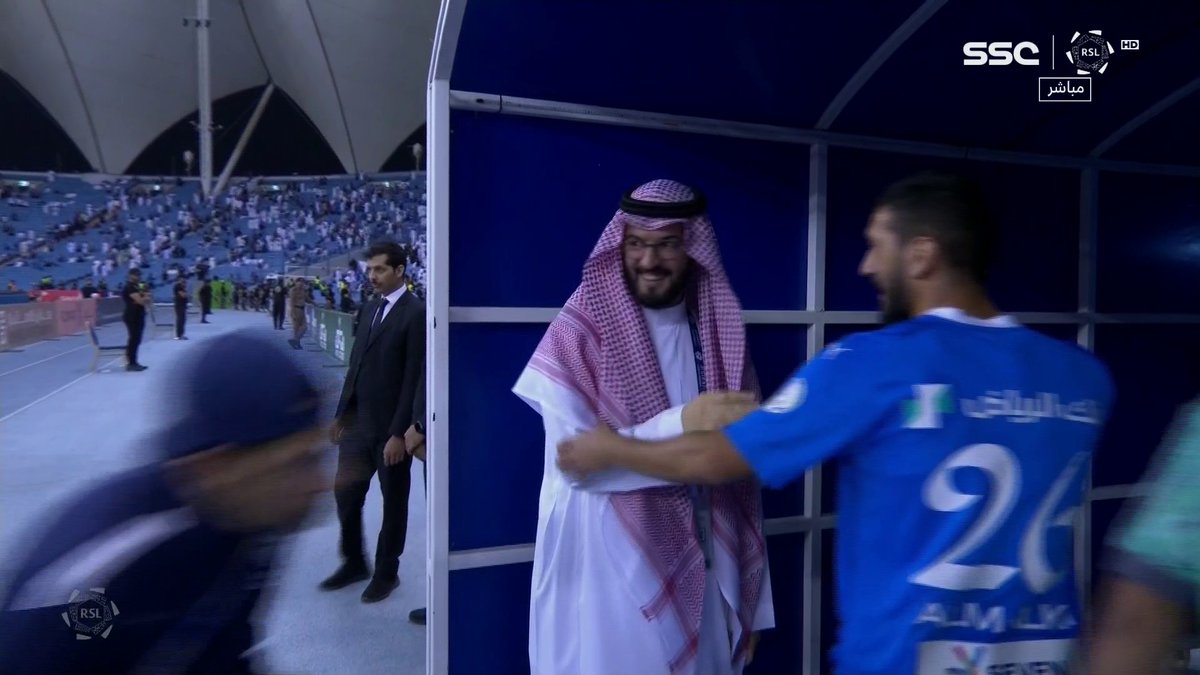 فهد بن نافل مع لاعبي #الهلال بعد نهاية المباراة🫱🏻‍🫲🏼 #دوري_روشن_السعودي #الهلال_التعاون | #SSC