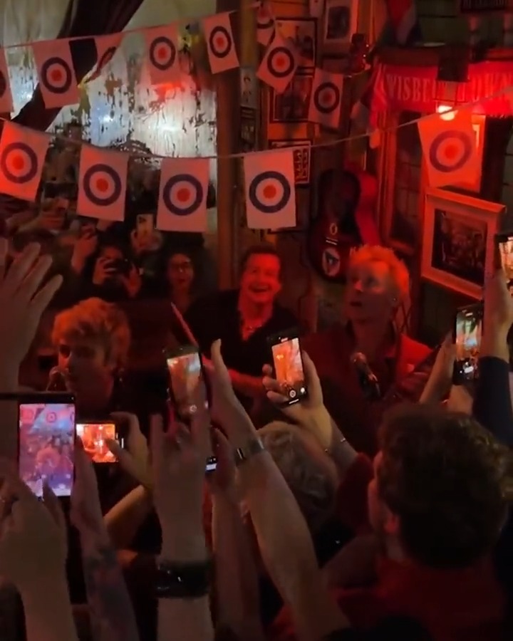 Green Day has once again turned up to a tiny venue and performed a surprise gig. Yesterday, it was at The Marquis in London What an experience 😲