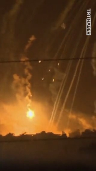 Bunun adı savaş suçu… İsrail, Şifa Hastanesi çevresini uluslararası hukuka göre kullanımı yasak olan fosfor bombası ile vuruyor.