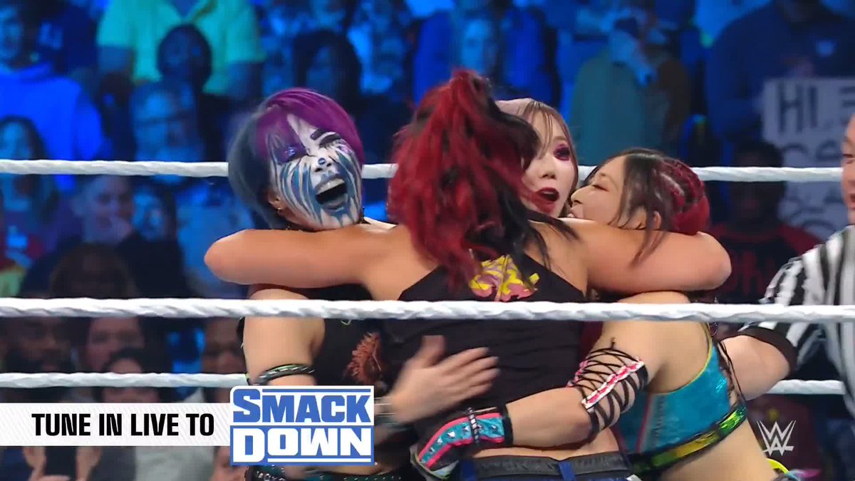 ...WHAT??? 🤯🤯🤯 The legendary Empress ASUKA / 伝説のASUKA皇后 just misted her tag partner Bianca Belair and embraced Kairi Sane and the rest of #DamageCTRL! WHAT IS GOING ON??? #SmackDown