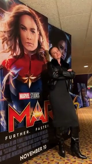 .Brie Larson just surprised a screening of #TheMarvels in Times Square, with a special guest appearance from Samuel L. Jackson!?