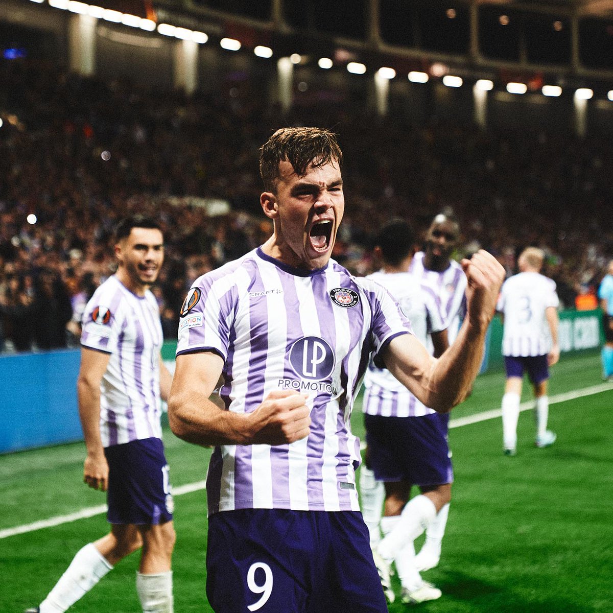 Ce ramasseur de balle s’en souviendra toute sa vie de ce but de Dallinga face à Liverpool. 🤩 (Toulouse FC)