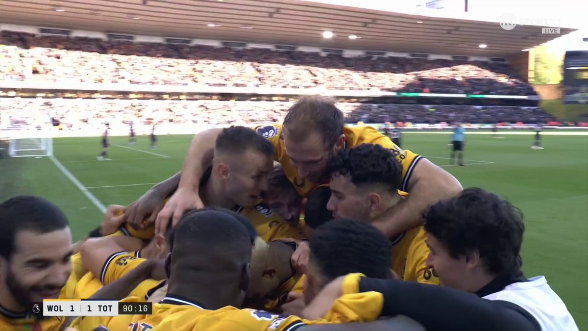 Touch... 𝙁𝙄𝙉𝙄𝙎𝙃 🎯 Simply sublime from Pablo Sarabia to bag Wolves a late equaliser!