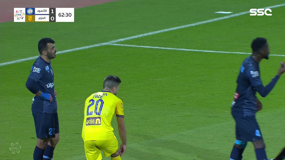 احد يفهمني ليش انطرد حمد المنصور ؟ احتكاك بسيط جدا بينه وبين زميله ماتوصل طرد !