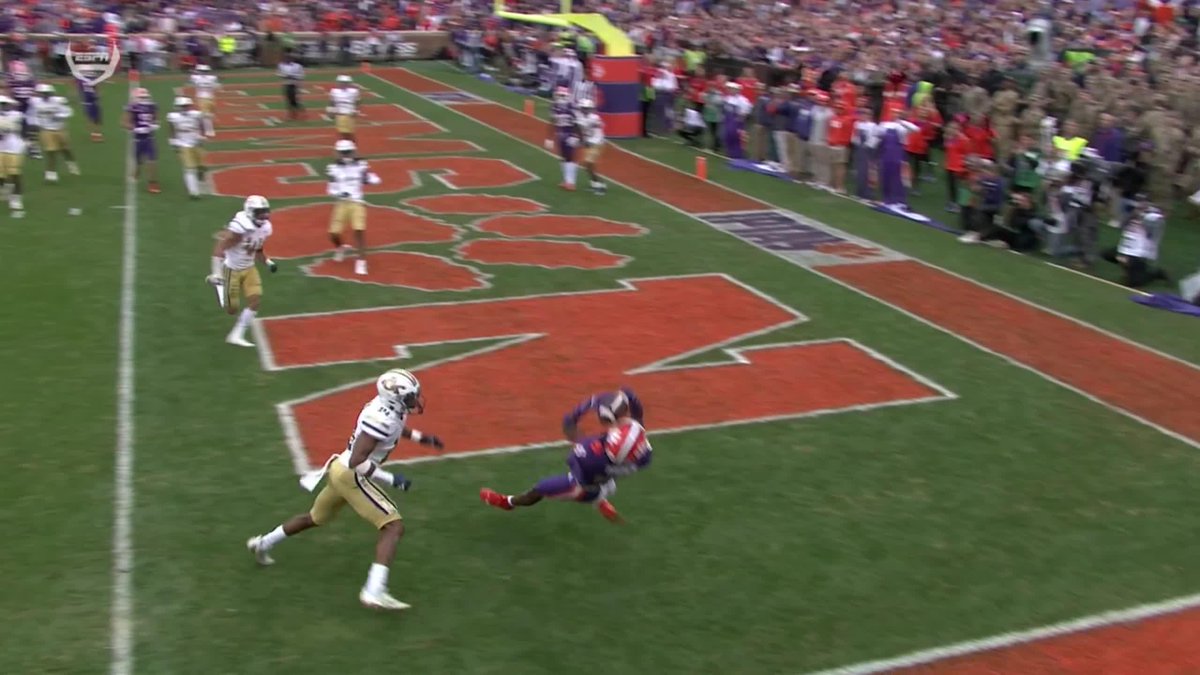 WHAT A ONE-HANDED CATCH 🤭