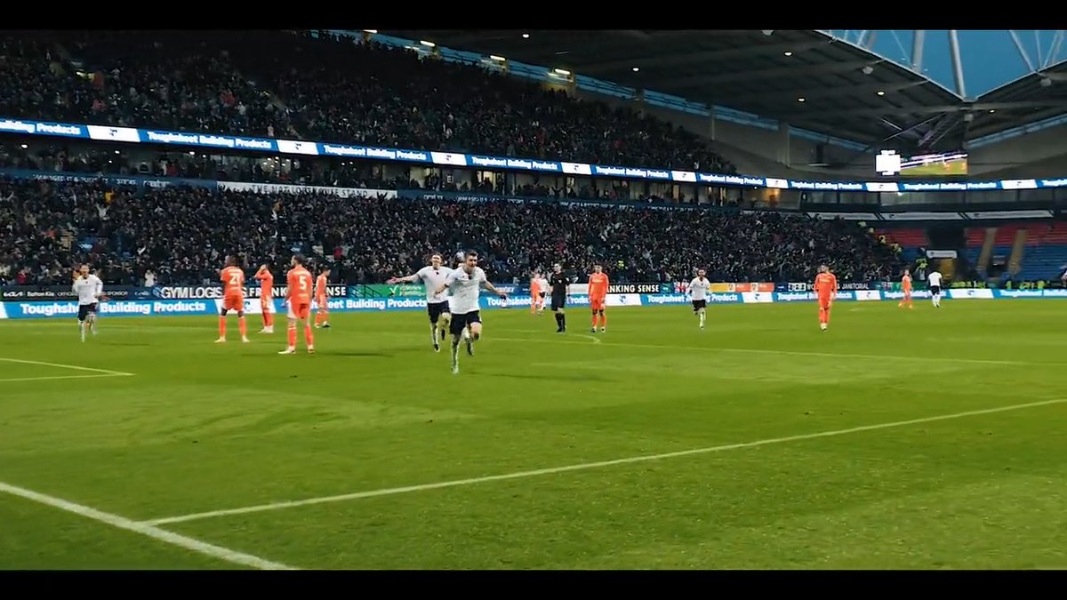 🚀 Come for George almost taking the net off. Stay for the lads celebrating together 😍 #bwfc