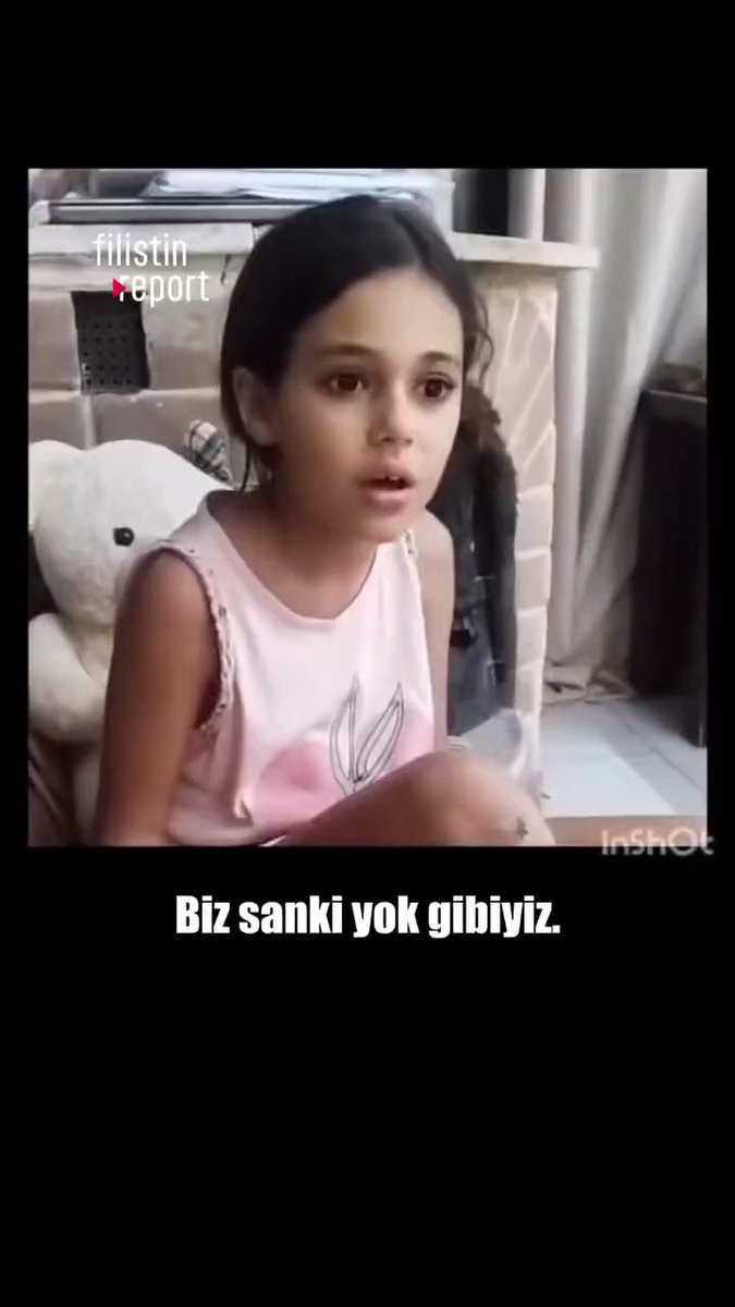 Çocuk o kadar doğru söylüyor ki. İlk kıblesi için birleşemeyen bir İslam alemi var. Bir Müslüman olarak bunu üzülerek söylüyorum ama doğru. Yıllardır söylüyorum; eğer bu zulümler yapılıyorsa nedeni sadece zalimler değil aynı zamanda birleşemeyen Müslümanlar! Türkiye haricindeki diğer Müslüman ülkelerden niye çok ses çıkmıyor? Güzel çocuk! Benim elimden yıllardır haykırmak geliyor, özür dilerim elimden gelen buydu yavrum. O kadar güzel söylüyorsun ki, Müslümanlar belki başlarını önlerine eğip biraz olsun utanırlar! “Onları affet çocuk”diyemeyeceğim, sesi çıkmayan ve bir birlik için çaba sarf etmeyen hiçbir Müslümanı affetmeyin. Hakkınızı helal etmeyin! Ben etmiyorum!