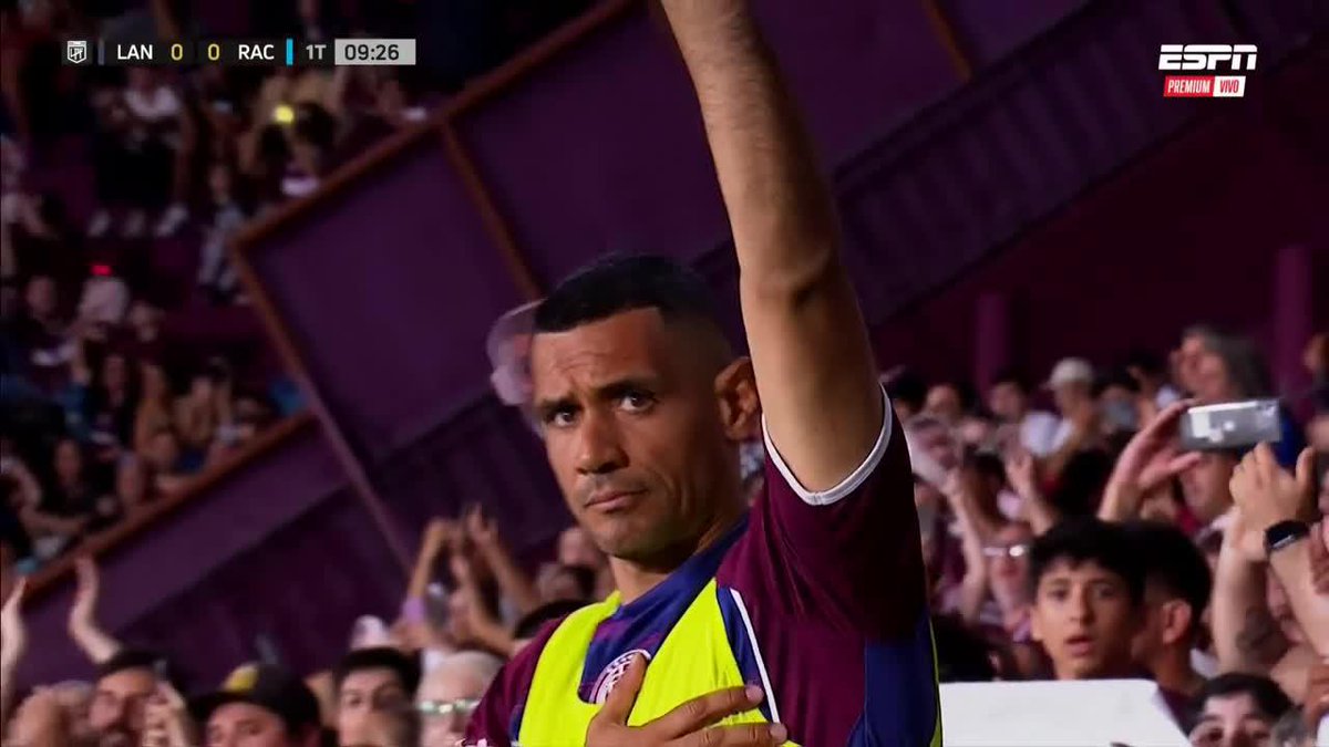 Hermoso reconocimiento de Lanús ♦️ para Pepe Sand en el minuto 9 vs. Racing. Es el último partido del máximo goleador ⚽ de la historia del club en La Fortaleza. Un antes y un después para la institución.