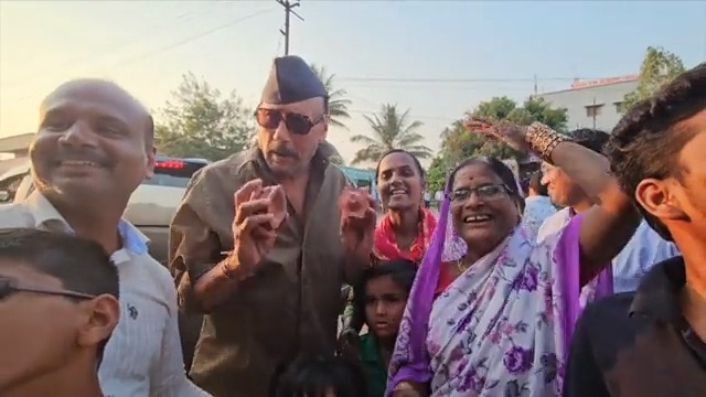 एक दीपक जैसे आसपास प्रकाश फैला देता है, ठीक उसी प्रकार आपका #VocalForLocal के लिए किया गया छोटा सा योगदान कई घरों को खुशियों से भर देगा। आओ @BindasBhidu के साथ हम भी इस दिवाली पर खुशियां बांटें।