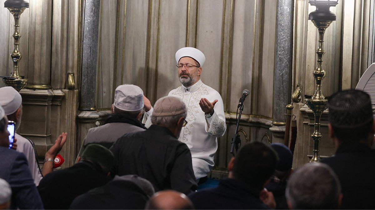 İlahi Ya Rabbi! Filistin’deki kardeşlerimizin, zalimin zulmünden en kısa zamanda kurtulmalarını nasip eyle. Müslümanlara birlik, beraberlik nasip eyle, vahdet nasip eyle, birlik, beraberlik içerisinde hareket ederek zalimlere, düşmanlara karşı zafer kazanmayı bizlere nasip eyle Ya Rabbi! İstanbul Eyüp Sultan Camii’nde “Filistin İçin Dua” başlığıyla düzenlenen sabah namazı programında vatandaşlarımızla birlikte Filistinli kardeşlerimiz ve şehitlerimiz için dualar ettik.