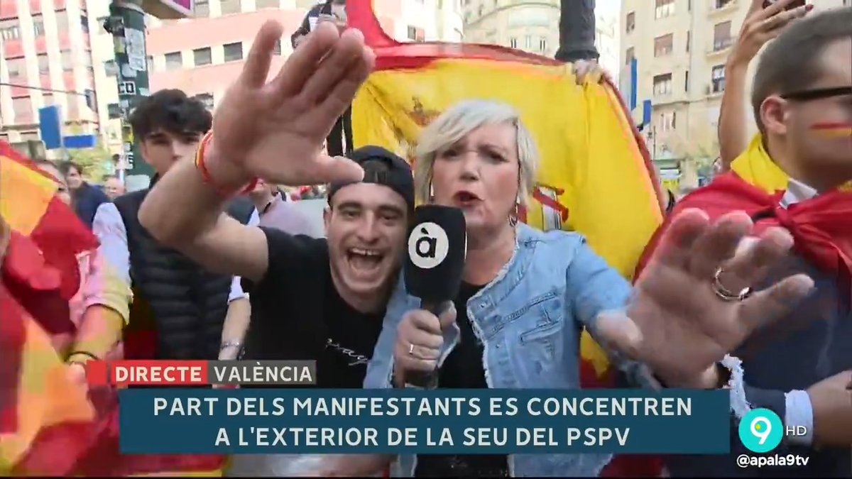 Agressió en directe a Matilde Alcaraz i el company càmera Toni Polit durant una connexió d'À Punt NTC a València.