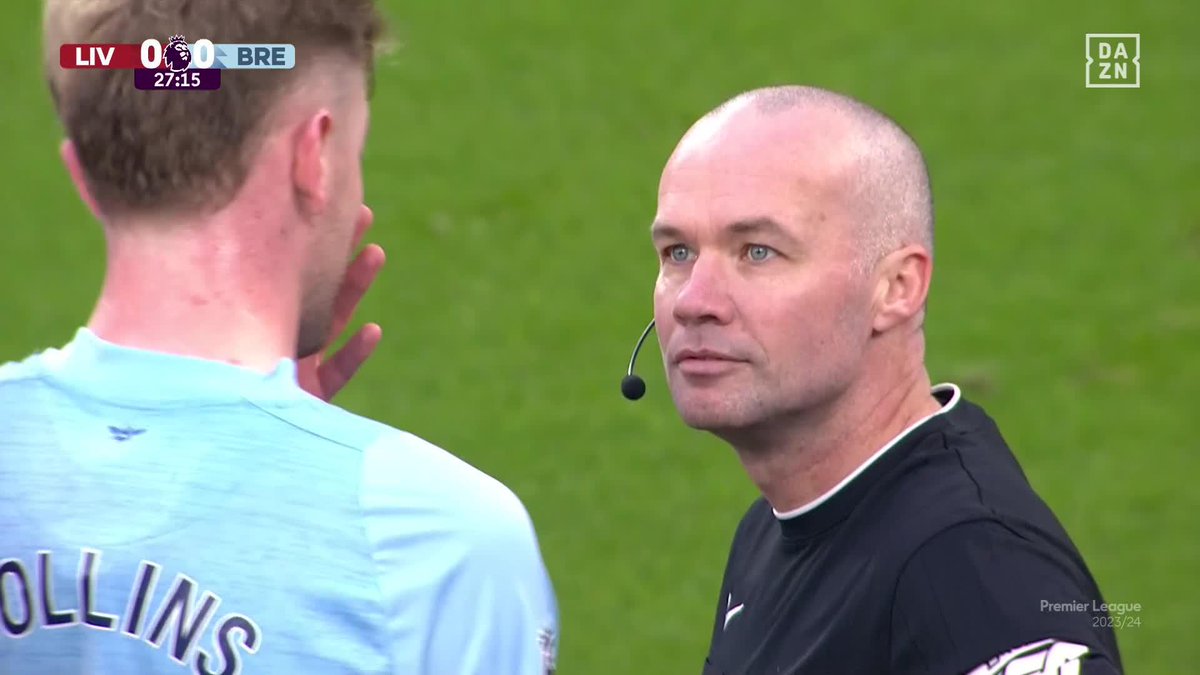 ¿Es Andrés Iniesta uno de los mejores árbitros de la Premier ahora mismo? 😂😂😂 #PremierLeagueDAZN ⚽🏴󠁧󠁢󠁥󠁮󠁧󠁿