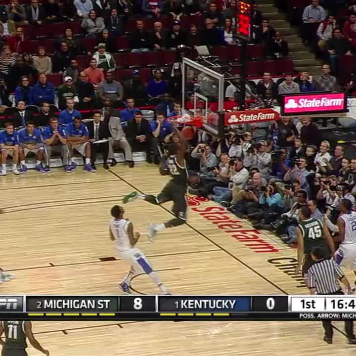 This was a classic 𝘊𝘩𝘢𝘮𝘱𝘪𝘰𝘯𝘴 𝘊𝘭𝘢𝘴𝘴𝘪𝘤. #OTD 🔟 years ago, No. 2 Michigan State Men's Basketball beat No. 1 Kentucky, 78-74, at the United Center.