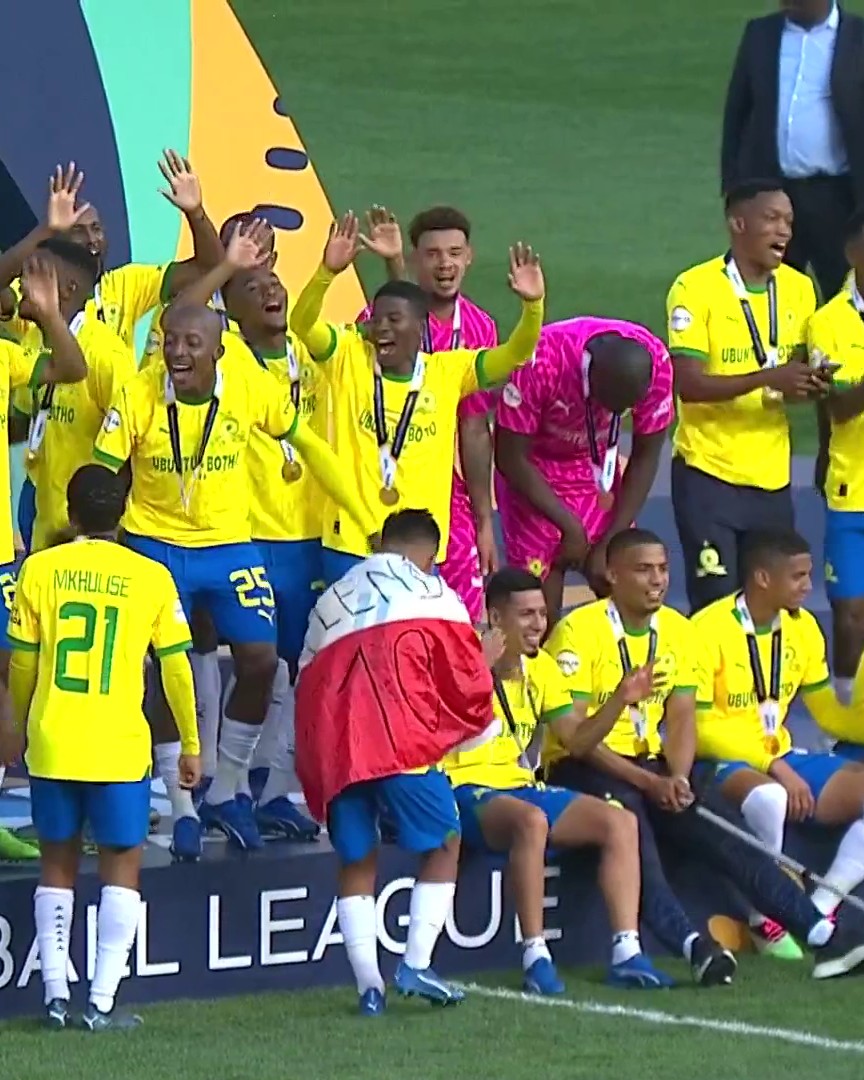 Themba Zwane lifts the AFL trophy! Congratulations to inaugural champions Mamelodi Sundowns Watch live and replay on 🔥 (Except Tanzania)
