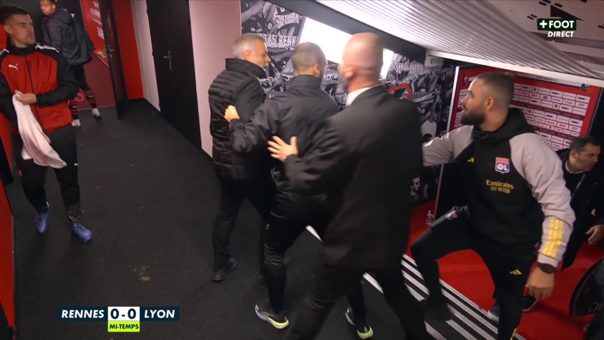 « Tu la fermes ta g*****, t’es pas chez toi ici. T’as compris ?! T’es pas à Lyon ici mon gars. » 🤬 Incroyable altercation entre Bruno Génésio et le staff lyonnais en regagnant les vestiaires. 🤯 🎥 CANAL+ Foot