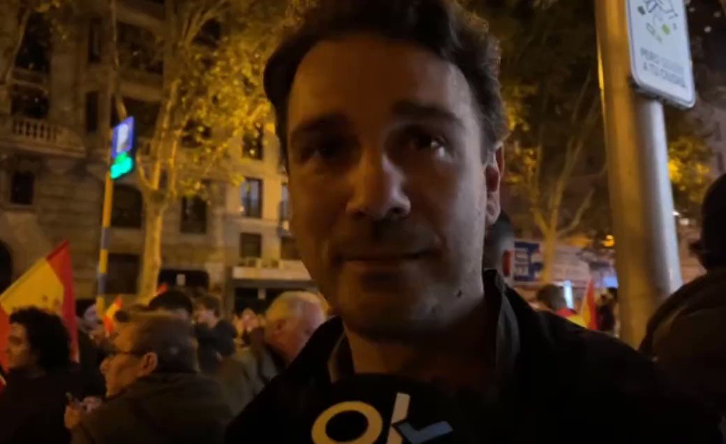 Manifestante en Ferraz: “La gente viene aquí porque está hasta la polla. Está hasta la polla de no poder salir a la calle. De que venga un mena y te apuñale. Está hasta la polla de pelos morados, de pelos rojos. Está hasta la polla”