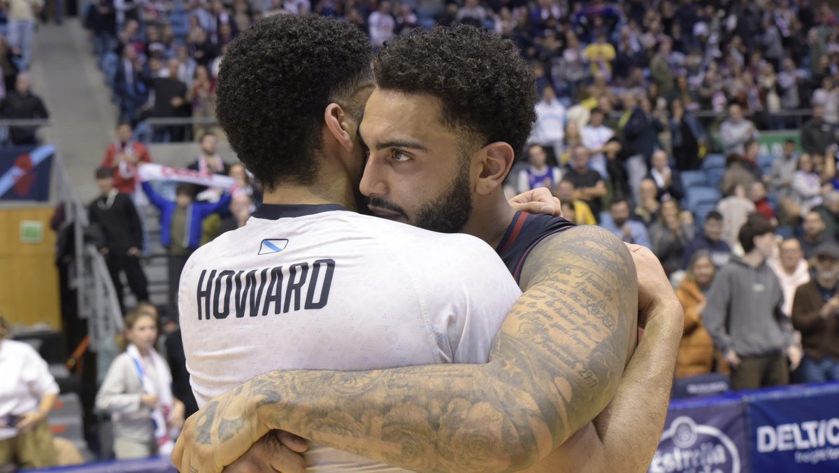 ❤️ Que dos hermanos, a miles de kilómetros de su casa, se reencuentren sobre la cancha para enfrentarse ya es, por definición, especial. Pero lo que han hecho Jordan Howard y Markus Howard hoy en #LigaEndesa en Fontes do Sar es mucho más que eso. Es... 𝙝𝙞𝙨𝙩𝙤𝙧𝙞𝙖.