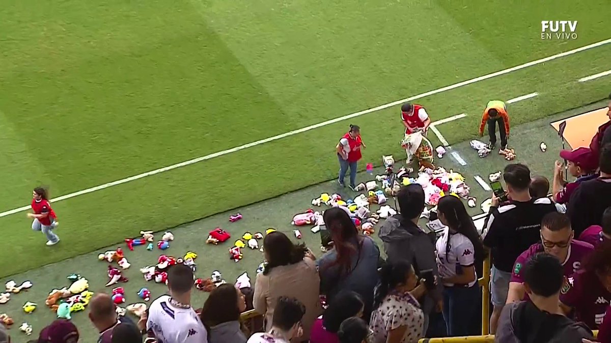 En Costa Rica, los hinchas del Saprissa tiraron peluches al campo de juego, que serán donados para que muchos niños puedan tener un regalo esta Navidad 🇨🇷❤️