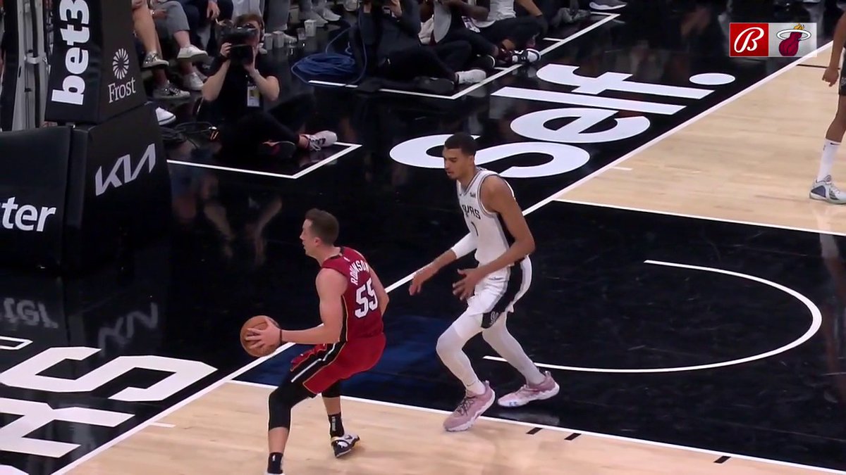 Duncan Robinson puts the moves on Wemby 😯