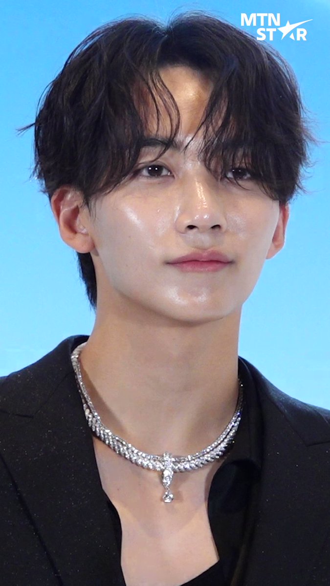 SOOOO GLOWING JEONGHAN ✨✨✨