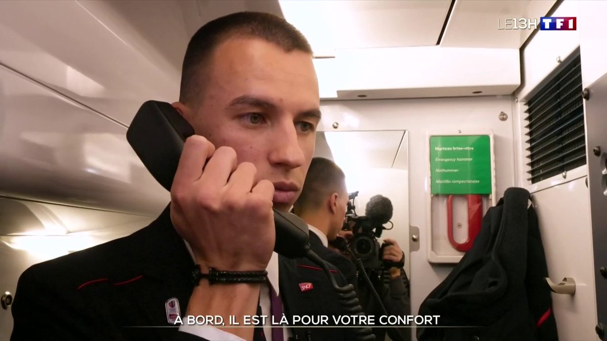 Nous avons suivi @MehdiCDB, chef de bord, dans le TER Paris-Deauville. Sa spécialité : égayer les trajets des voyageurs ! Guillaume Thorel @antoinesnts