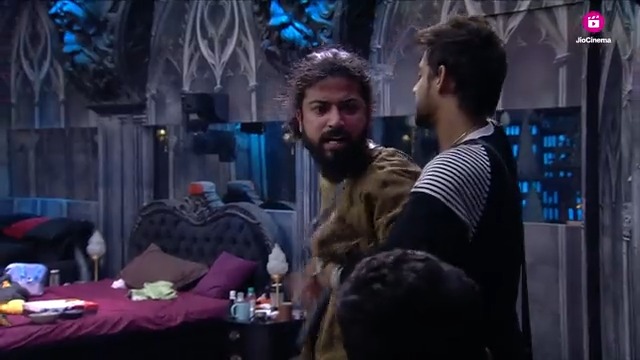 Arun aur Anurag ki aapsi ladai padh gayi gharwalon pe bhari! Watch the new episode of #BiggBoss17 on #JioCinema and Colors TV. Tune-in to the 24 hour LIVE channel, streaming free only on #JioCinema. #BB17 #BiggBoss17 #BiggBoss17onJioCinema Salman Khan