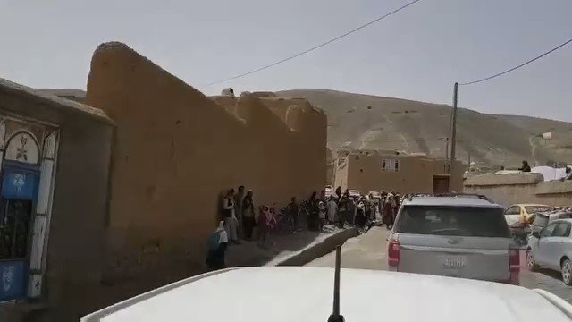 په غزنی کی دابراهیم ګیلانی حاضریدل دربار ته د نسلونو تباهی همداسی روانه ده چی د مشرانو داسې حال وی چي یو پیر ته داسې چیغی او کریغی وهی نو د اولادونو به یی څه حال وی په اسلام باندې باید ځان پوه کړی د الله ج او د هغه د رسول صلی الله عليه وسلم د لاری لارویان شی نه د داسې جعلي پير🤮