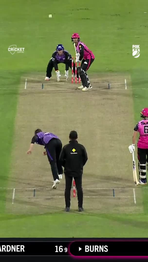You can’t bowl there… 😂😂😂 Who is the first person that comes to mind when you watch this ❓ 📸 Weber Women's Big Bash League