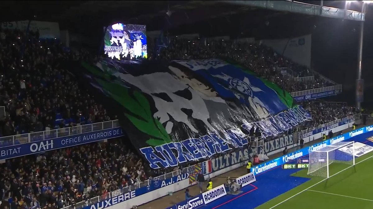 🎥 𝐋𝐞 𝐟𝐢𝐥𝐦 𝐝’𝐮𝐧 𝐦𝐚𝐭𝐜𝐡 𝐢𝐧𝐜𝐫𝐨𝐲𝐚𝐛𝐥𝐞 💫 Une ambiance magique, un festival de buts, un public à l’unisson derrière son équipe… : on se pose quelques minutes et on se replonge dans cette superbe victoire face aux Verts 🍿 #TeamAJA #AJAASSE