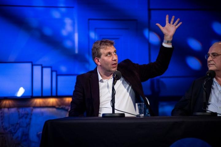 Tune in tonight at 10pm on BBC4 with The Sky at Night X Infinite Monkey Cage special episode where Brian Cox and Robin Ince will be speaking to chrislintott, Pete Lawrence and #DrMaggieAderinPocock about all things backyard astronomy, along with comedian Dara Ó Briain
