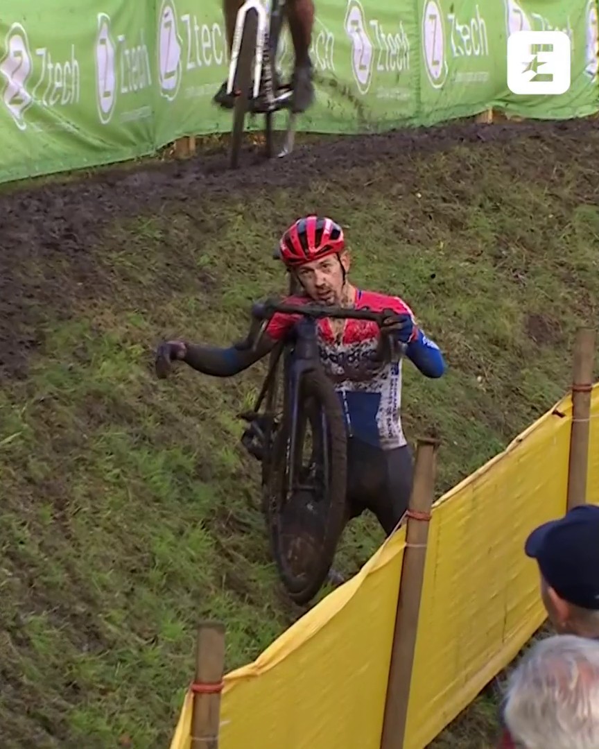Che cosa abbiamo visto?! 🥵 Lars van der Haar si lussa la spalla durante la gara, la rimette a posto usando il telaio della bici e riprende a correre! 😨 #EurosportCICLISMO #Superprestige #SPNiel