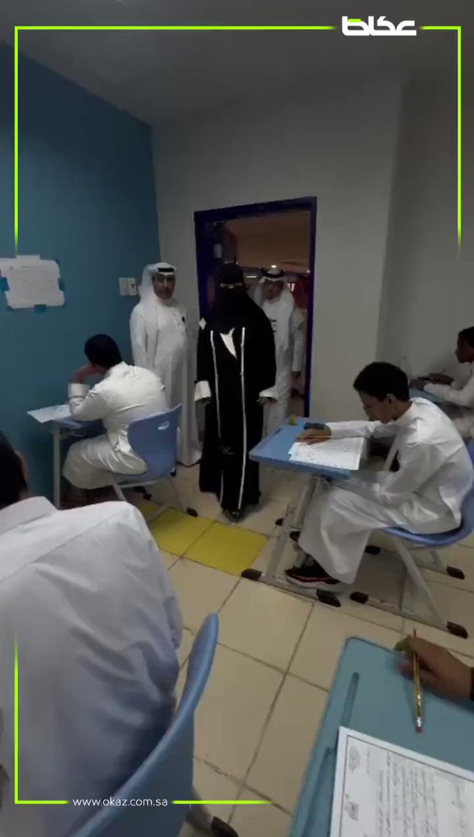 الطالب على مقعد اختبار نهاية فصل دراسي يبدو لي أنه في المرحلة الثانوية مركز وحريص على هدوئه واسترجاع معارفه حريص على الدرجة الواحدة فما بالك بالمعدل . يتفاجأ بدخول مجموعة أشخاص ( ليس شخص بل مجموعة ) حدث مربك في القاعة أصوات الفلاشات مسموعة من خلف الشاشات !!! هل هناك فائدة واحدة تذكر لهذه الزيارة ؟؟ #الاختبارات