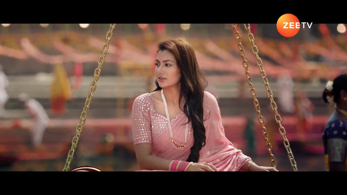 Amruta ko hai rishton par atoot vishwaas, toh doosri ore Virat ko hai pyaar se aitraaz, lekin kya takraayenge inke raaste kabhi ek dooje ke saath? Dekhiye ek nayi kahaani #KaiseMujheTumMilGaye, 27th November se, raat 10 baje, sirf #ZeeTV aur @zee5shows par. #Promo