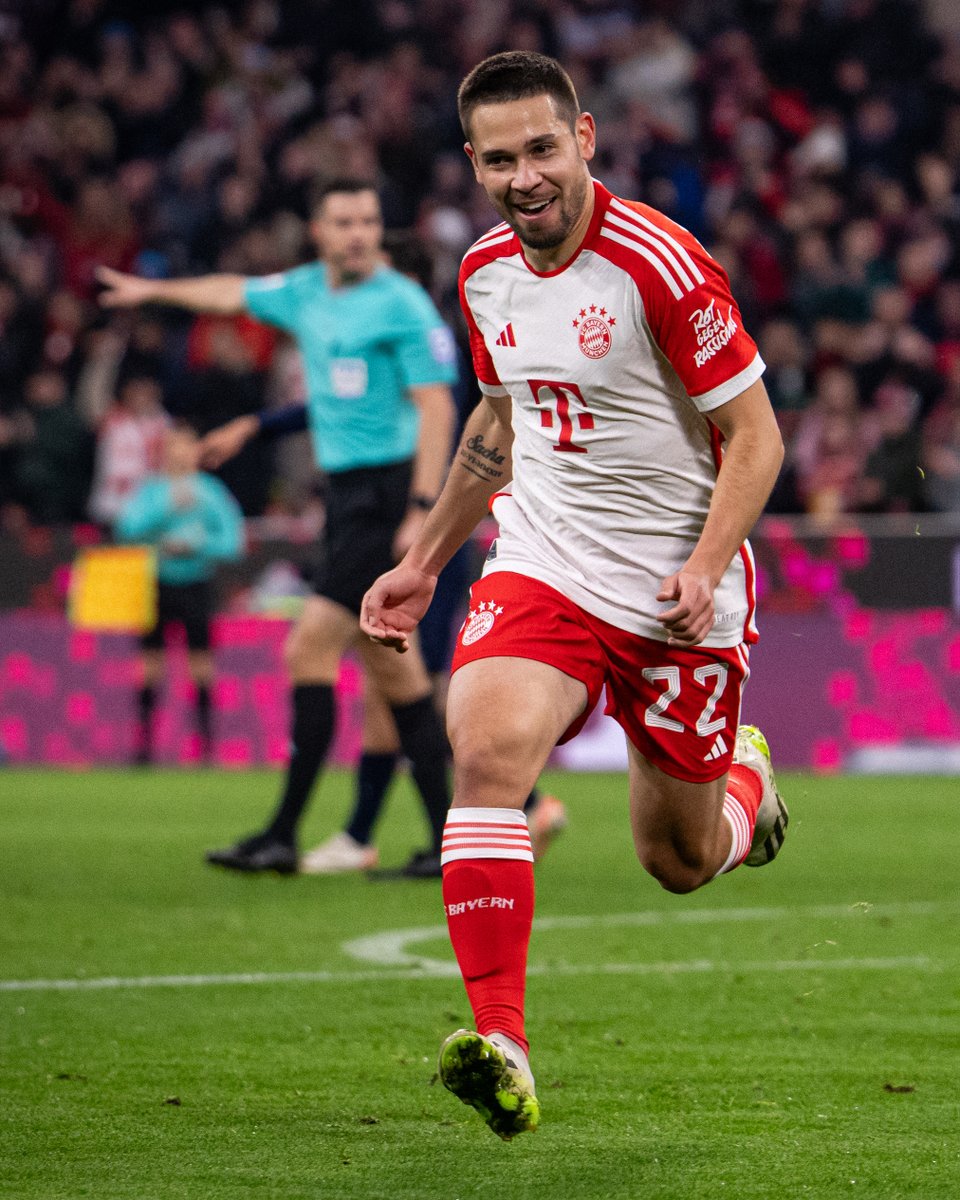 Glückwunsch zum ersten Bayern-Tor, Raphaël Guerreiro! 🔴⚪ #MiaSanMia