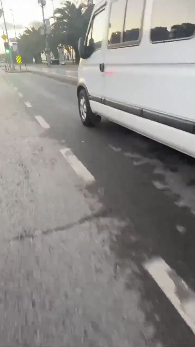 İstanbul Kartal sahilinde bisiklet süren bir kadını ısrarla takip edip taciz eden 41 AKP 666 plakalı araç sürücüsü tacize uğrayan kadın tarafından mastürbasyon yaparken görüntülendi.