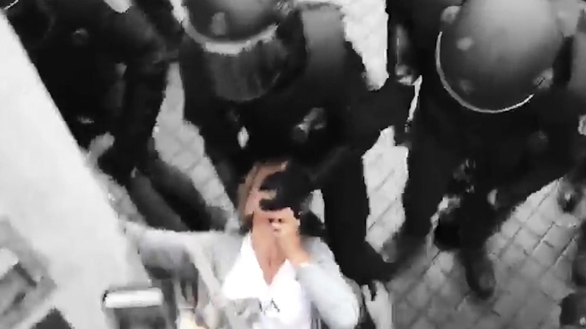 A todos los que os molestan las cargas policiales de estos días en España, esto pasaba en Cataluña hace 6 años mientras todos mirabais hacia otro lado. Sois una panda de payasos de cuidado.