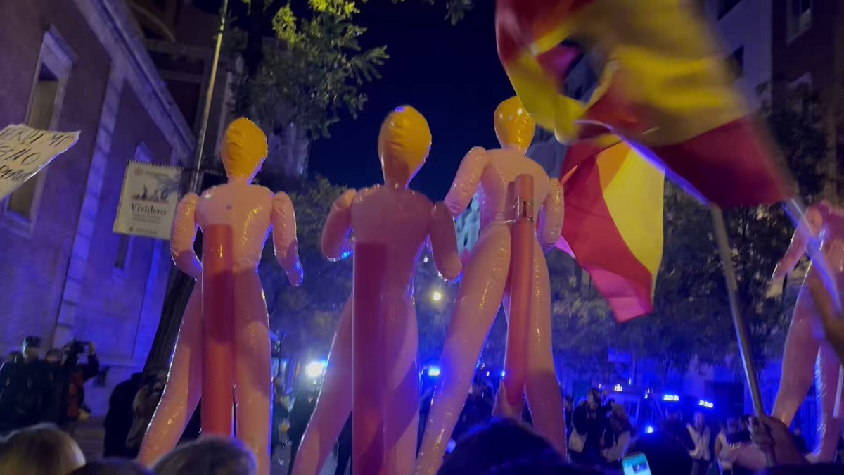 Acaban de traer 20 muñecas hinchables a Ferraz al grito de “No es una sede, es un puticlub” JAJAJAJA