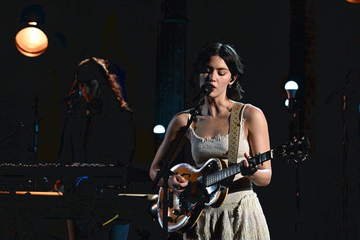 Her album is titled “Good Riddance,” but we never want this Grammy nominee for Best New Artist to leave our stage! Gracie Abrams moved our audience with her performance of “I know it won’t work.” 🎀 #Colbert