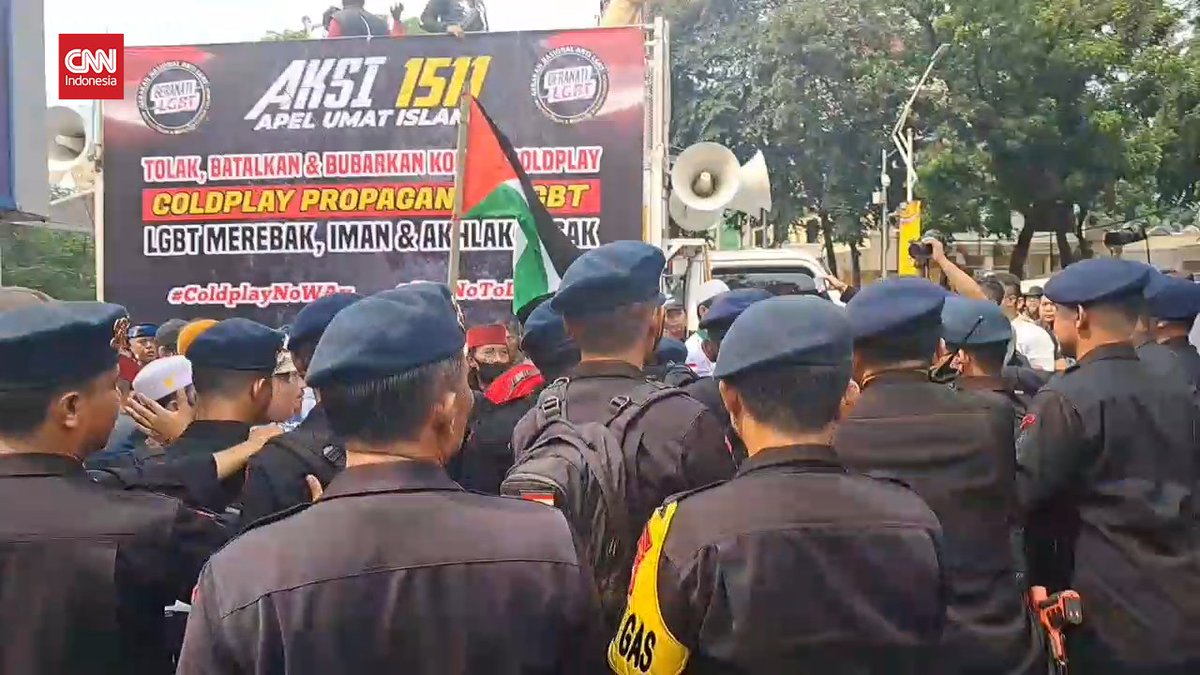Aksi tolak konser Coldplay digelar di sekitar Gelora Bung Karno, Rabu (15/11). Sejumlah pihak menolak konser Coldplay di Indonesia lantaran Chris Martin cs dianggap mendukung LGBT. #CNNIndonesia