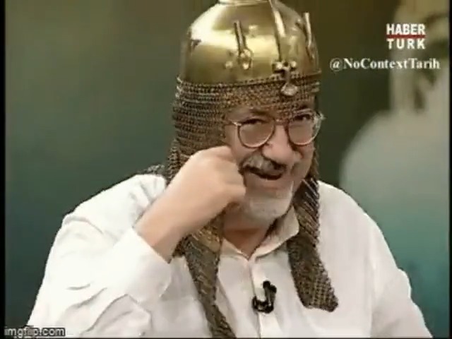 Yıllardır bekliyorum bir gün dönersin diye Neden bağlandı gönül vefâsız sevgiliye