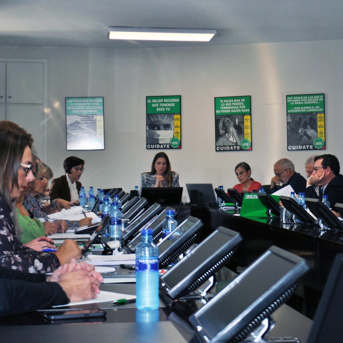 Fijamos las principales demandas sindicales al nuevo Gobierno 1⃣ Un #GrupoA sin subgrupos 2⃣ Reconocer la #JubilaciónAnticipada 3⃣ Acabar con el déficit de plantillas 4⃣ Poner fin a la excesiva temporalidad #FaltanMiles #Enfermería