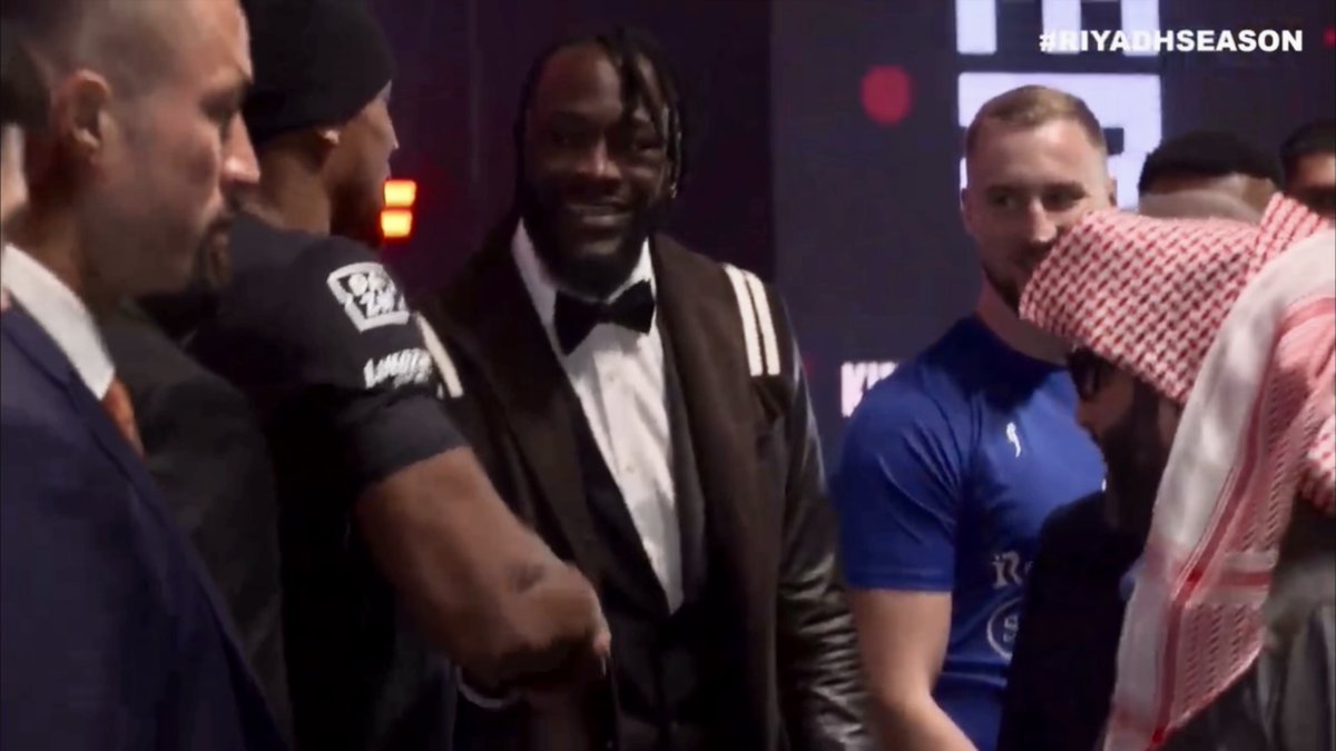 ‼️ Anthony Joshua and Deontay Wilder bump fists and shake hands at the press conference ahead of their fights on Dec 23rd… [🎥 Queensberry Promotions]
