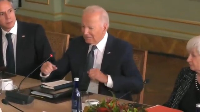 JUST IN: Biden's microphone is cut as he makes a joke about the press to President Xi Jinping of China where the US says there's no freedom of the press. WATCH