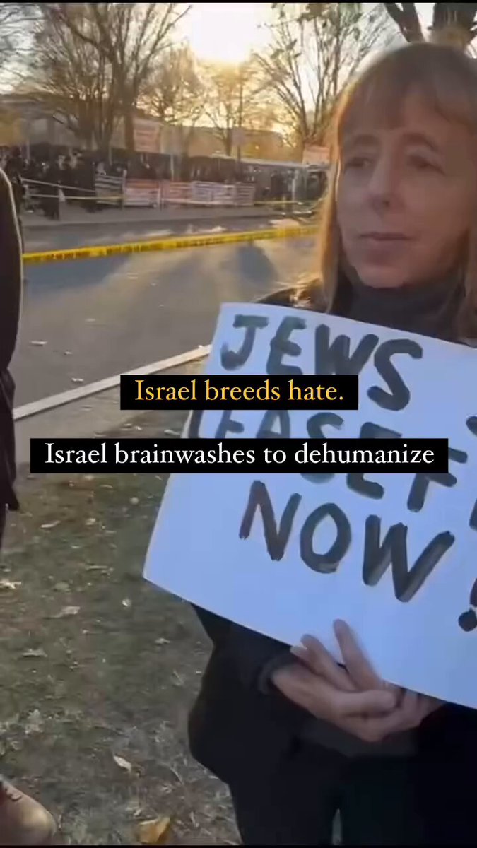 🇮🇱 Peaceful scenes from a civilized pro-Israel protest. One Zionist says to a pro-Palestinian Jew: “I wish they will rape you alive and film you, and if your mother is alive, they should send the video to your mother to see how you burn. That’s what I’m wishing.” Yikes.