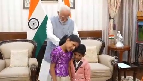 बच्चों के साथ बच्चे बन जाते हैं मोदी जी...